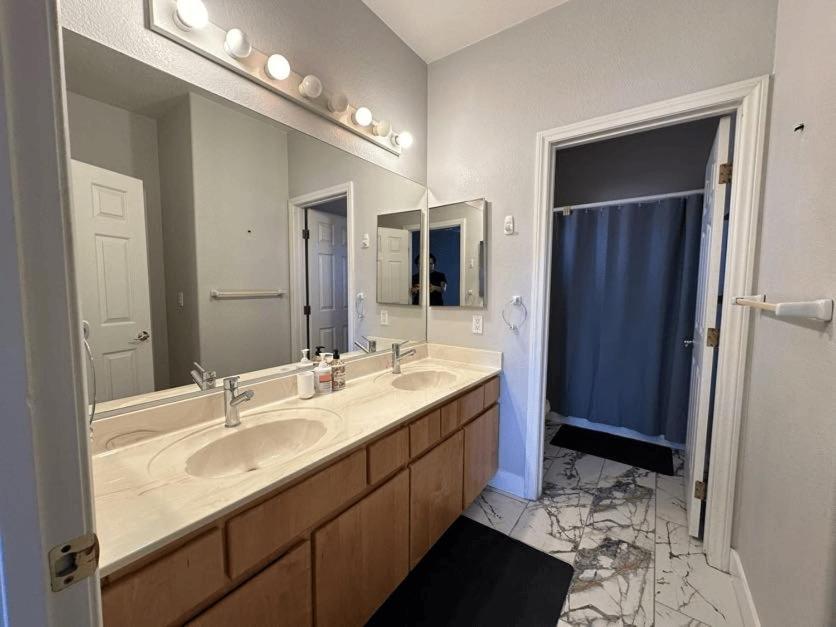 Stripviews! Modern Vegas Retreat Apartment Las Vegas